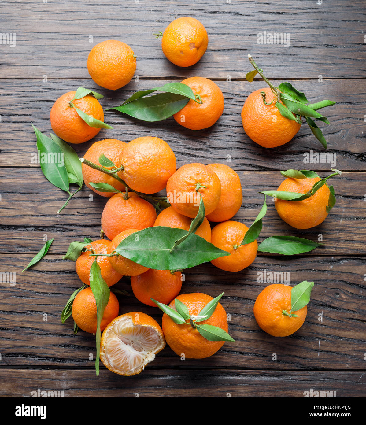 Reife Mandarinen auf Holztisch. Ansicht von oben. Stockfoto