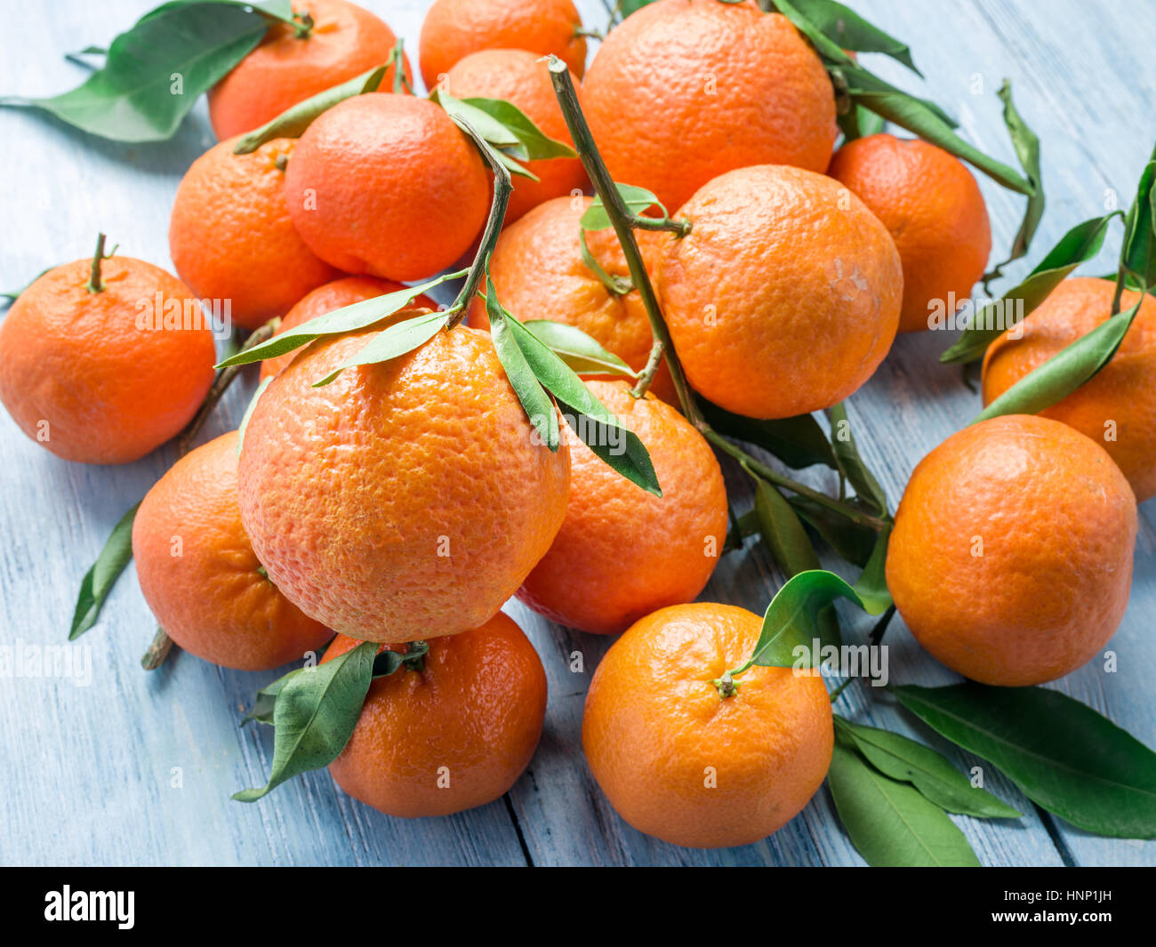 Reife Mandarinen auf Holztisch. Stockfoto