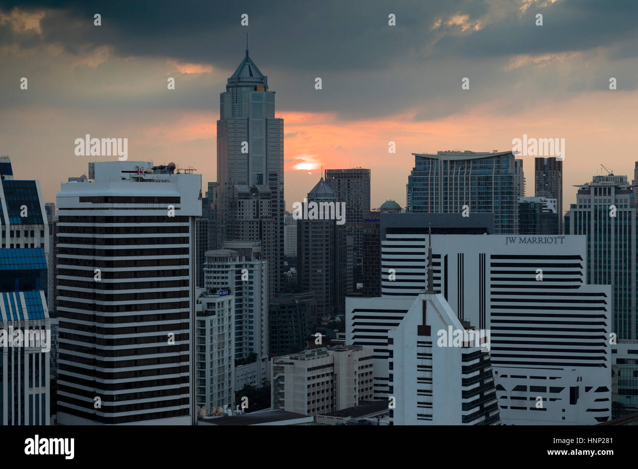 Bangkok Skyline bei Sonnenuntergang, Thailand Stockfoto