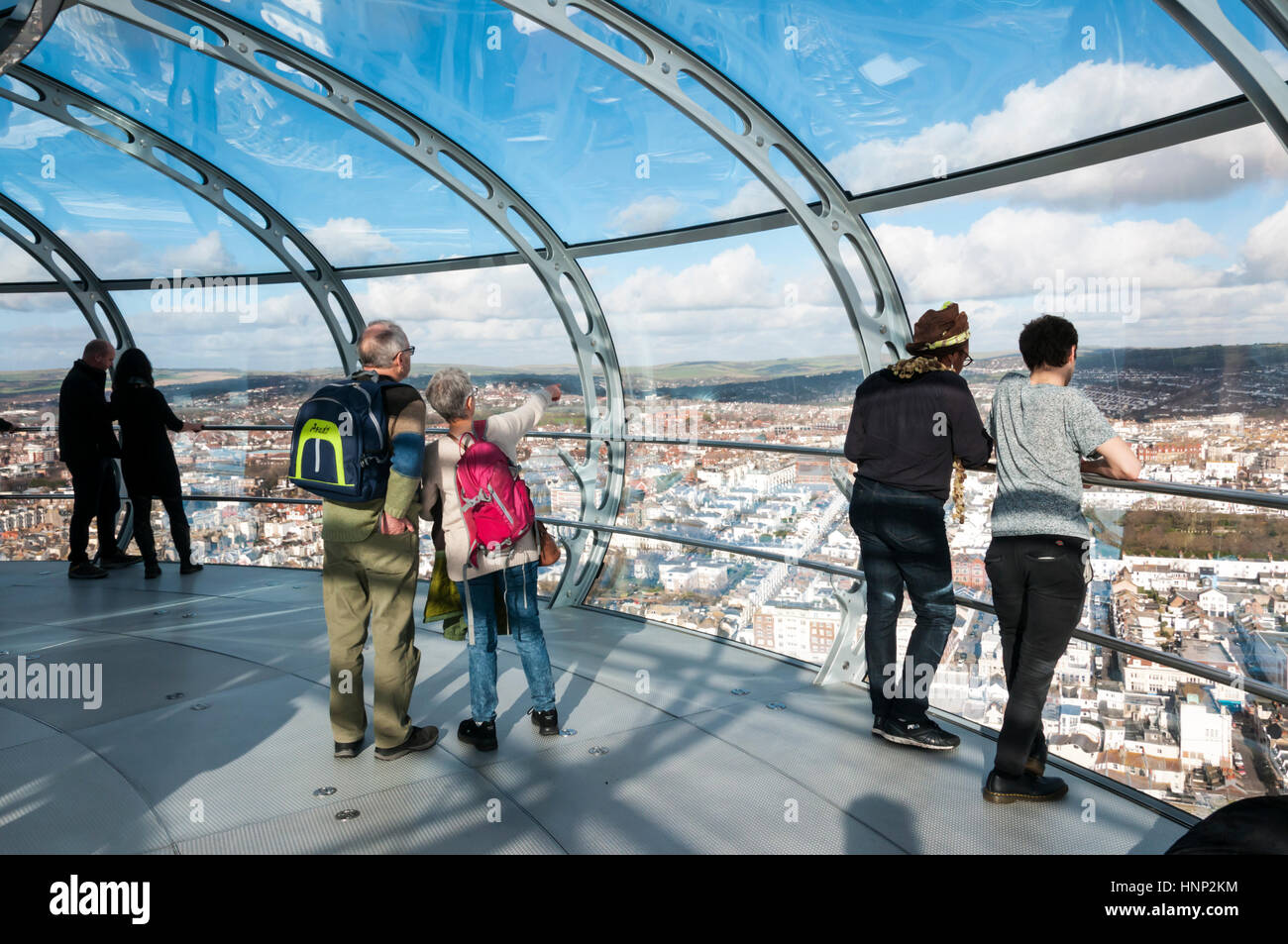 Besucher genießen die Aussicht vom aufsteigenden Pod oder Kabine der British Airways i360 Beobachtung Turm an Brighton Seafront.  Blick nach Norden. Stockfoto