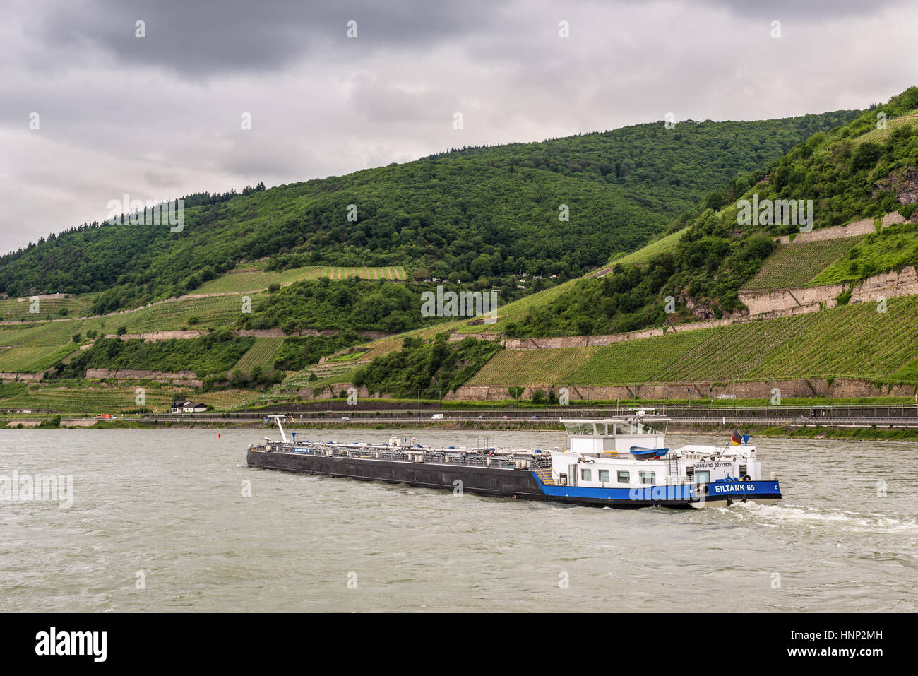 Trechtingshausen, Deutschland - 23. Mai 2016: Tanker Eiltank 65 auf dem Rhein in der Nähe von Trechtingshausen bei bewölktem Wetter, Rheintal, UNESCO Welt Her Stockfoto