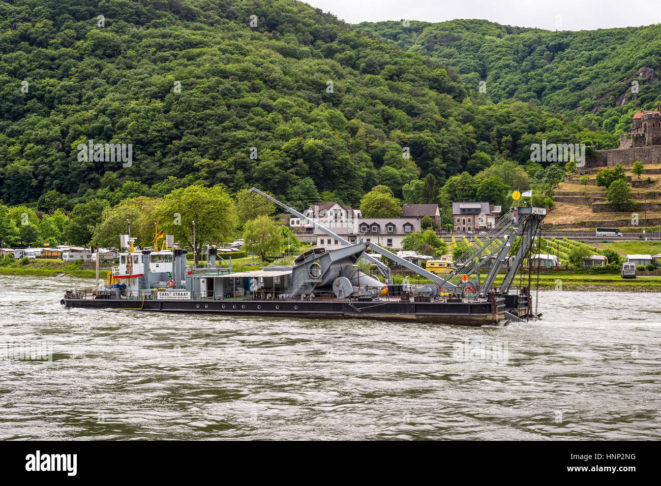 Trechtingshausen, Deutschland - 23. Mai 2016: Service Schiff Carl Straat am Rhein in der Nähe von Trechtingshausen in trübem Wetter, Rheintal, UNESCO Stockfoto