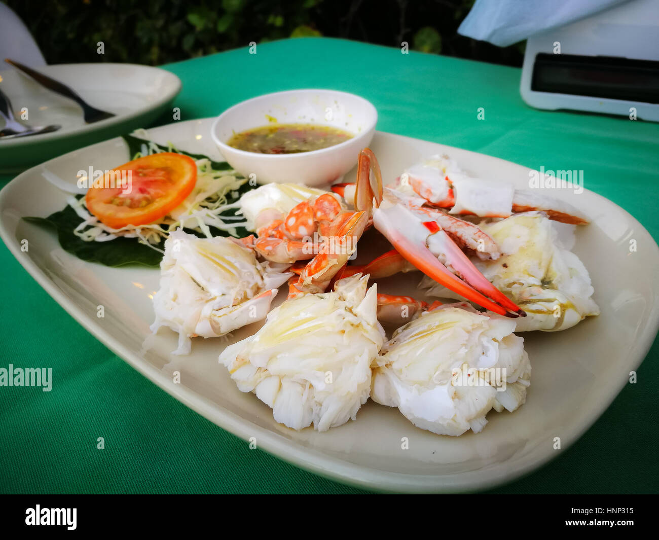 Dies ist eine gedämpfte Krabben mit Thai pikante Sauce. Stockfoto