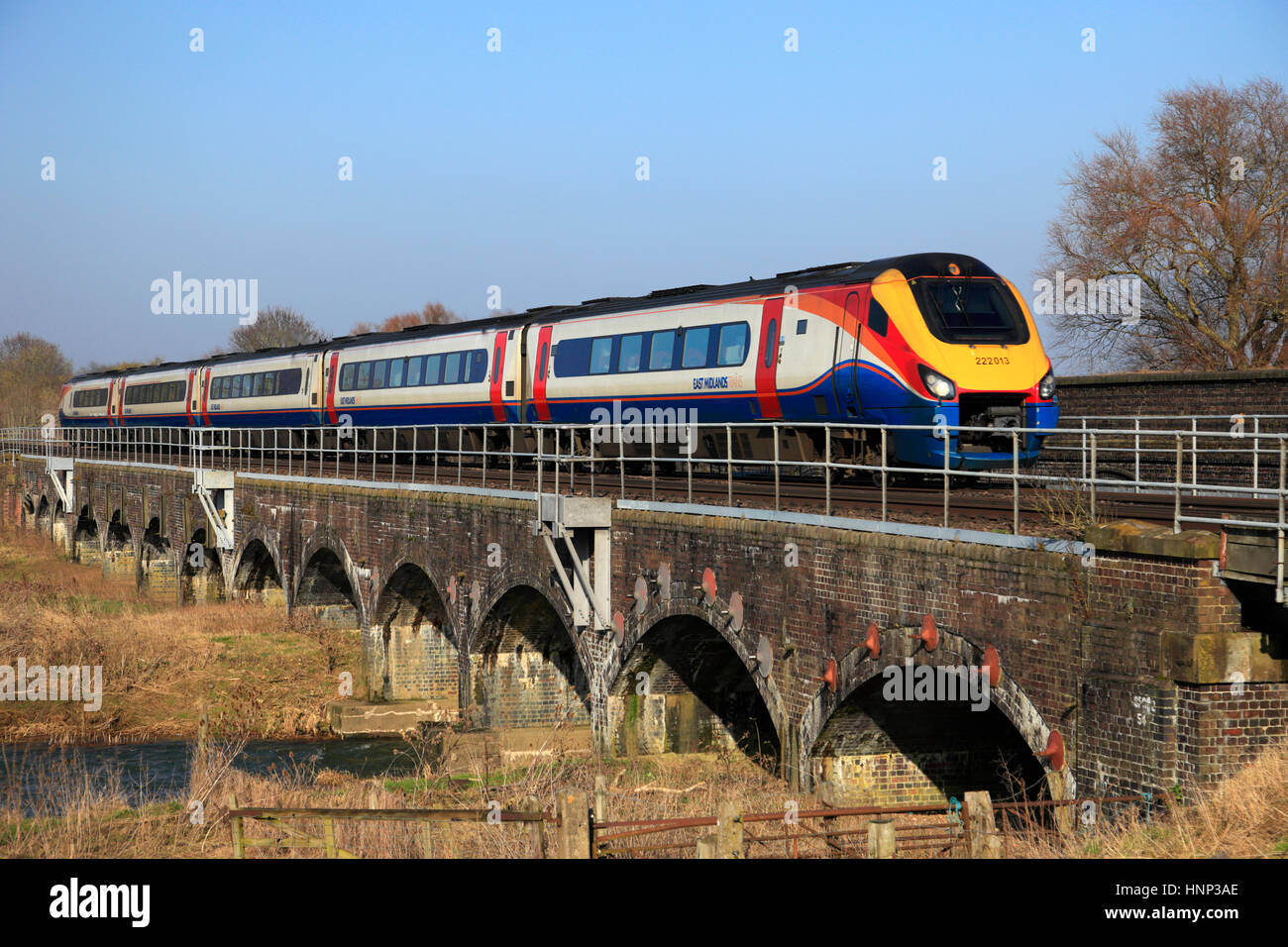 Meridian-Klasse 222 013 trainieren, East Midlands Züge Livree, zwischen Bedford und Luton, Bedfordshire, England Stockfoto