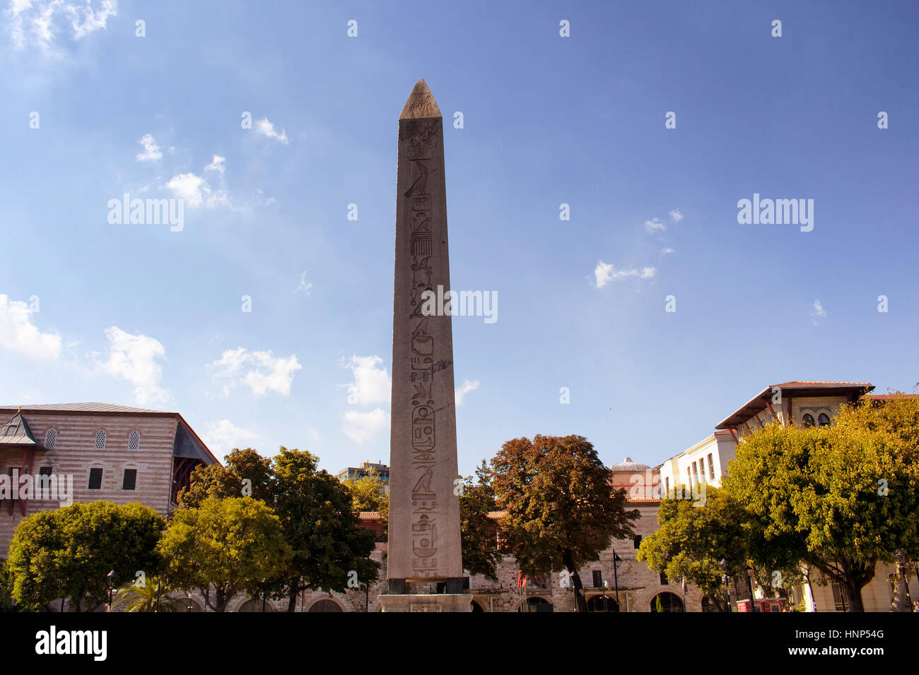 Ansicht des ägyptischen Obelisk mit ca. 1400 v. Chr. Hieroglyphen, neu errichteten hier im 4. Jahrhundert n. Chr. im Sultanahmet-Viertel in Istanbbul Stockfoto