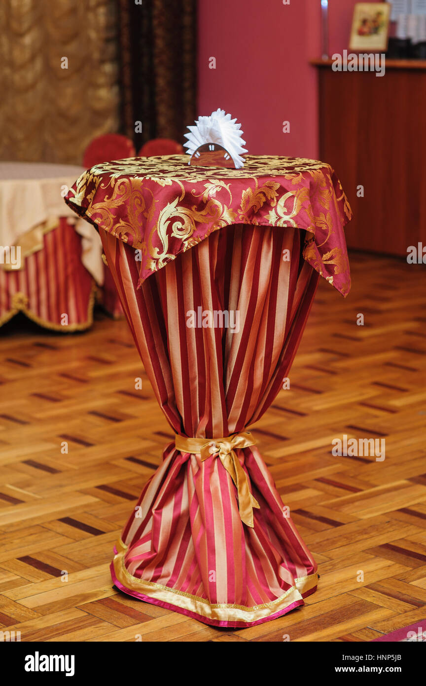 kleiner Tisch mit einer roten Tischdecke im restaurant Stockfoto