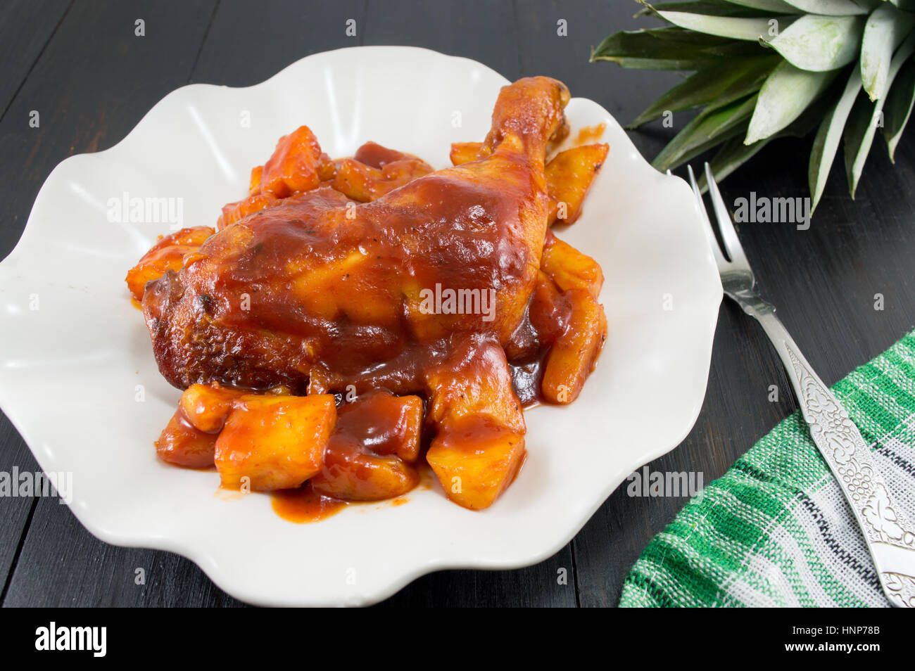 Ananas-Hähnchen-Thigs mit Barbecue-Chili-sauce Stockfoto
