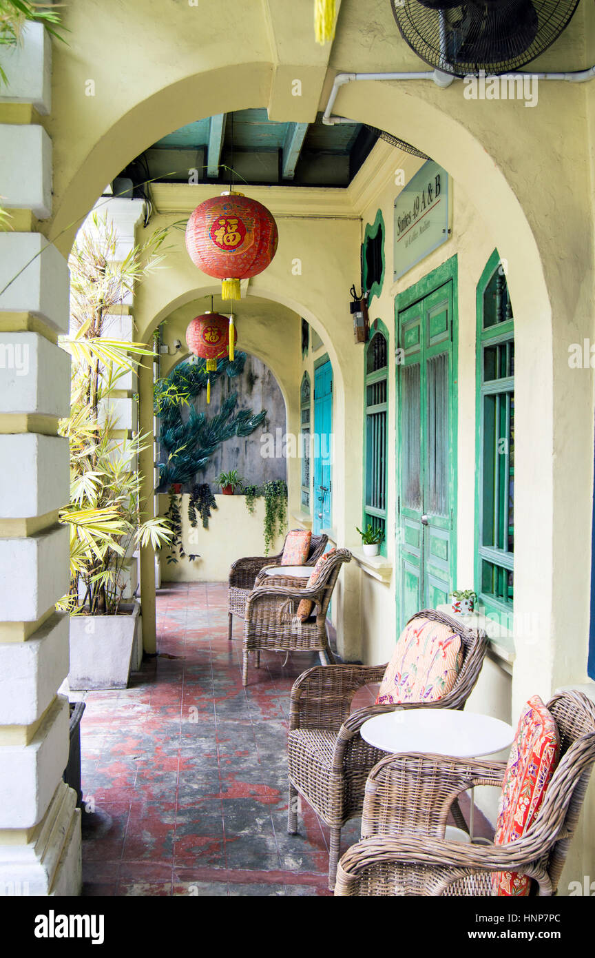 Torbogen und überdachter Fußweg, Georgetown, Penang, Malaysia Stockfoto