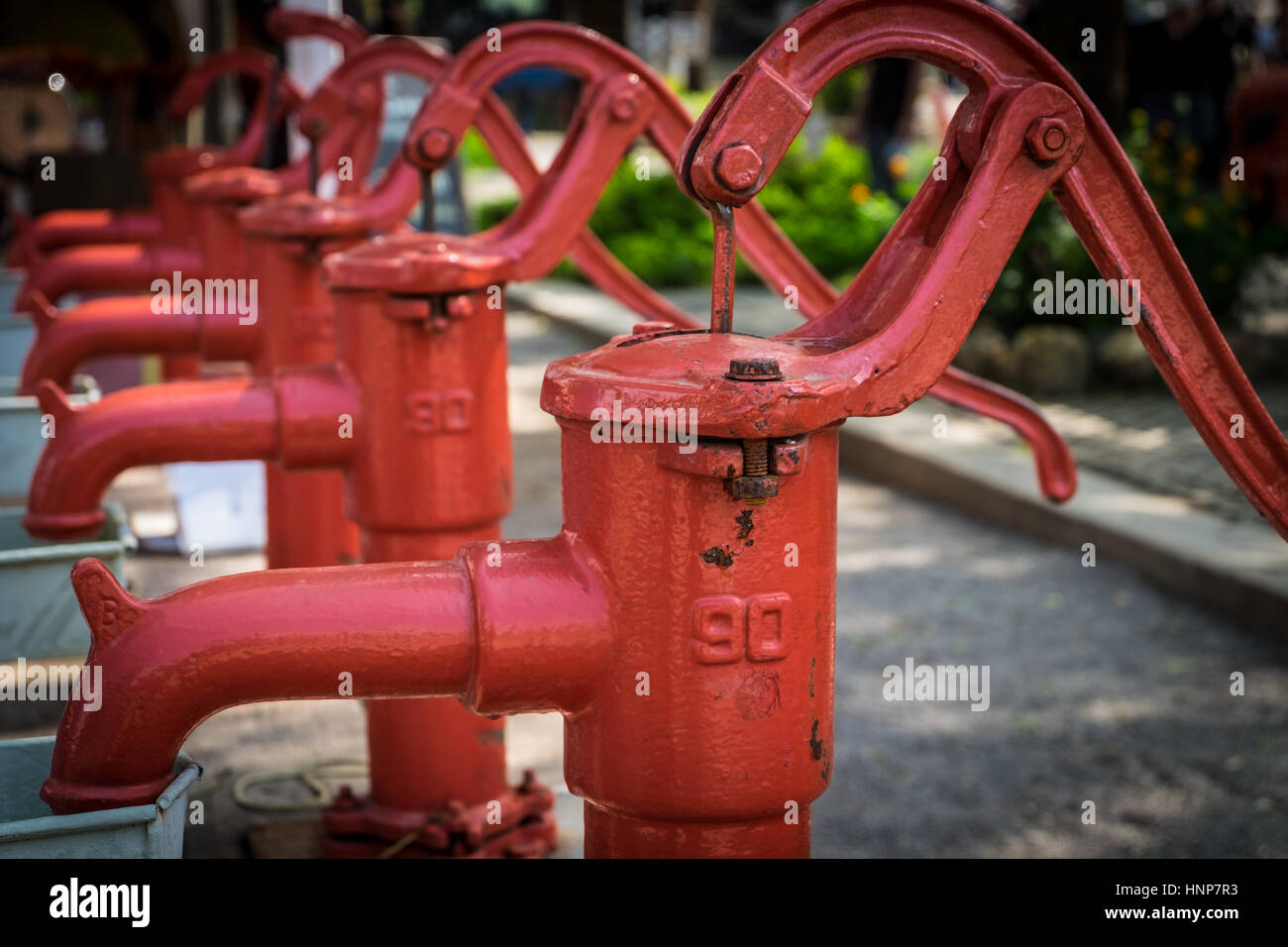 Rote Hand Wasserpumpen vorne konzentrieren Stockfotografie - Alamy