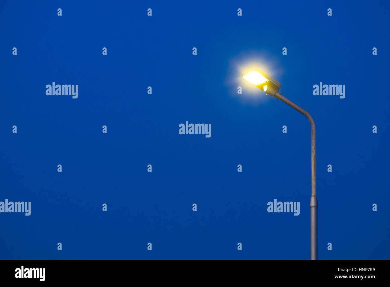 Ein Teil der oberen Straße Lichtmast mit dunkelblauen Himmelshintergrund in der Zeit der Dämmerung. Stockfoto