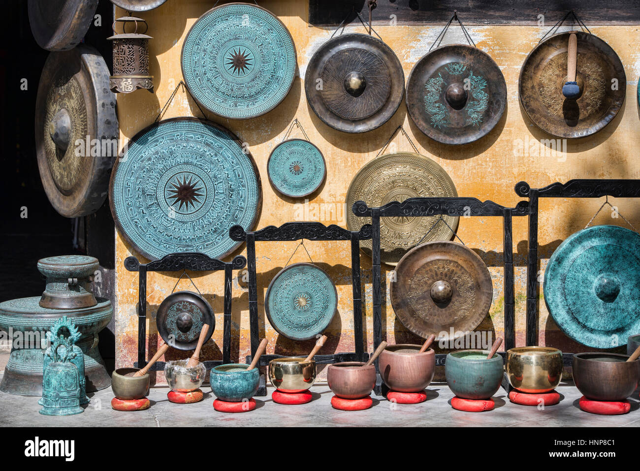 Traditionelle Gongs zum Verkauf in einer Kunsthandlung, Hoi an, Vietnam Stockfoto