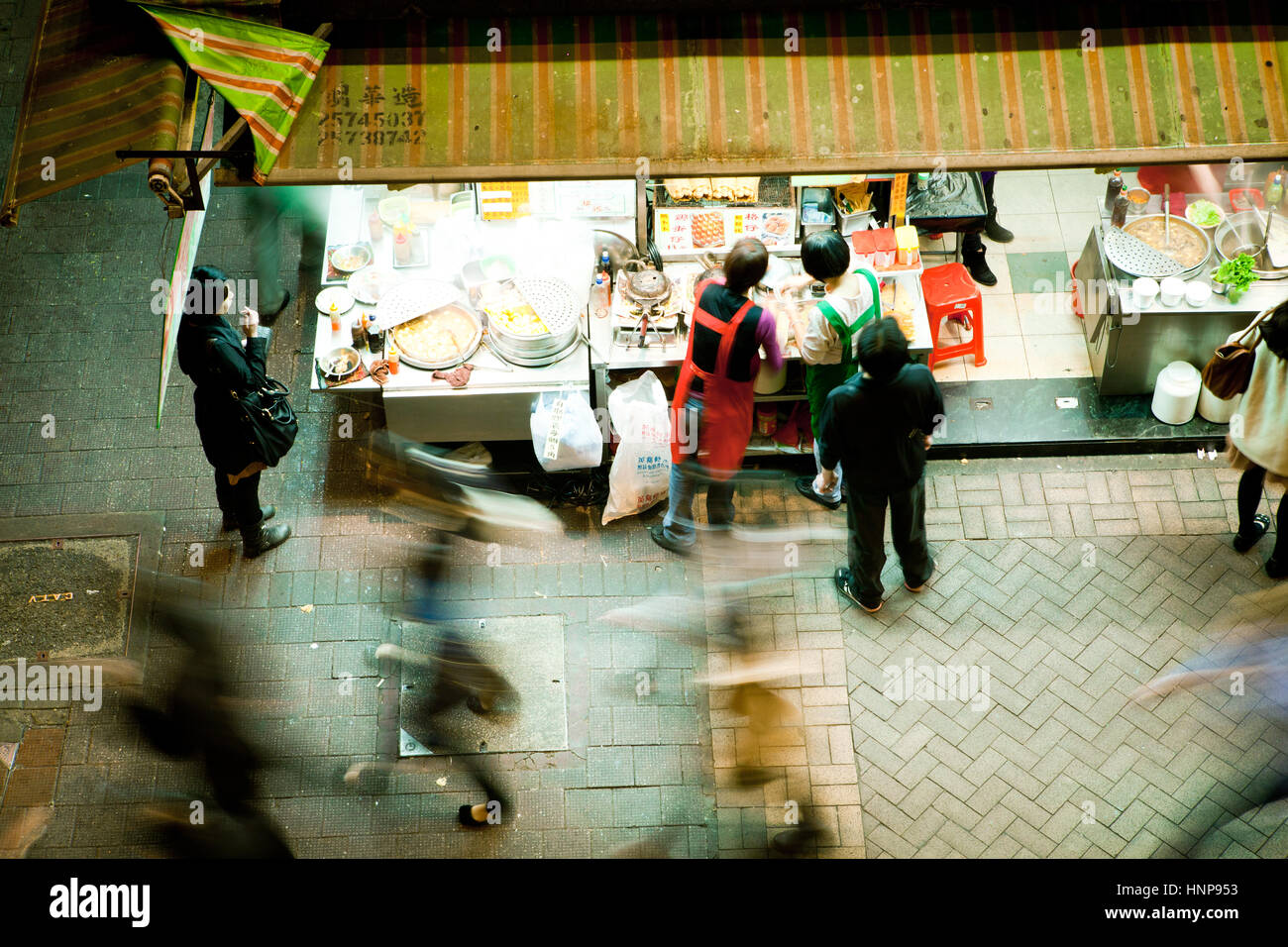 Kunden wählen Sie Lebensmittel aus der Nacht Straßenstand in Hong Kong Stockfoto
