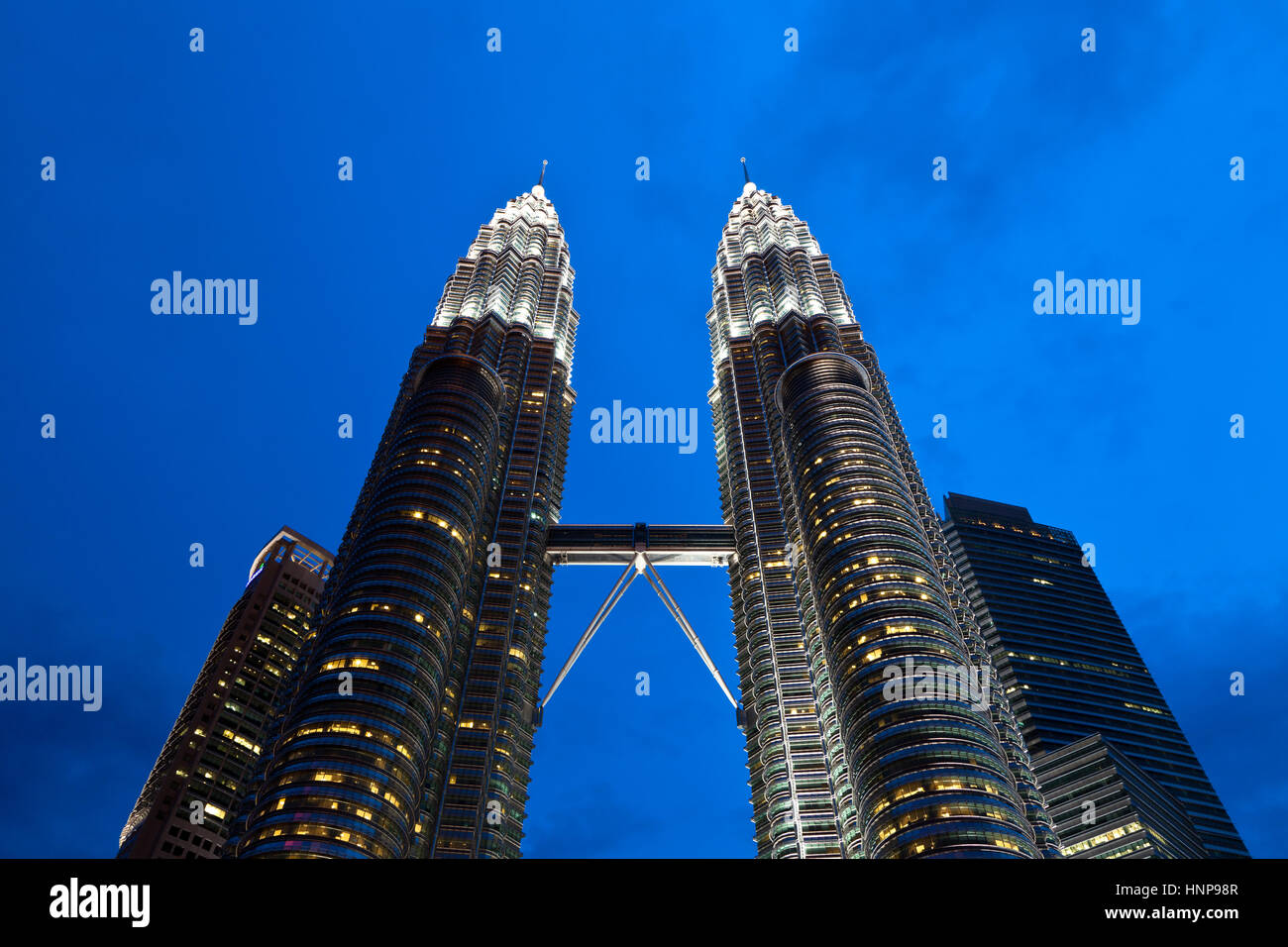 Petronas Twin Towers bei Nacht, Kuala Lumpur, Malaysia Stockfoto