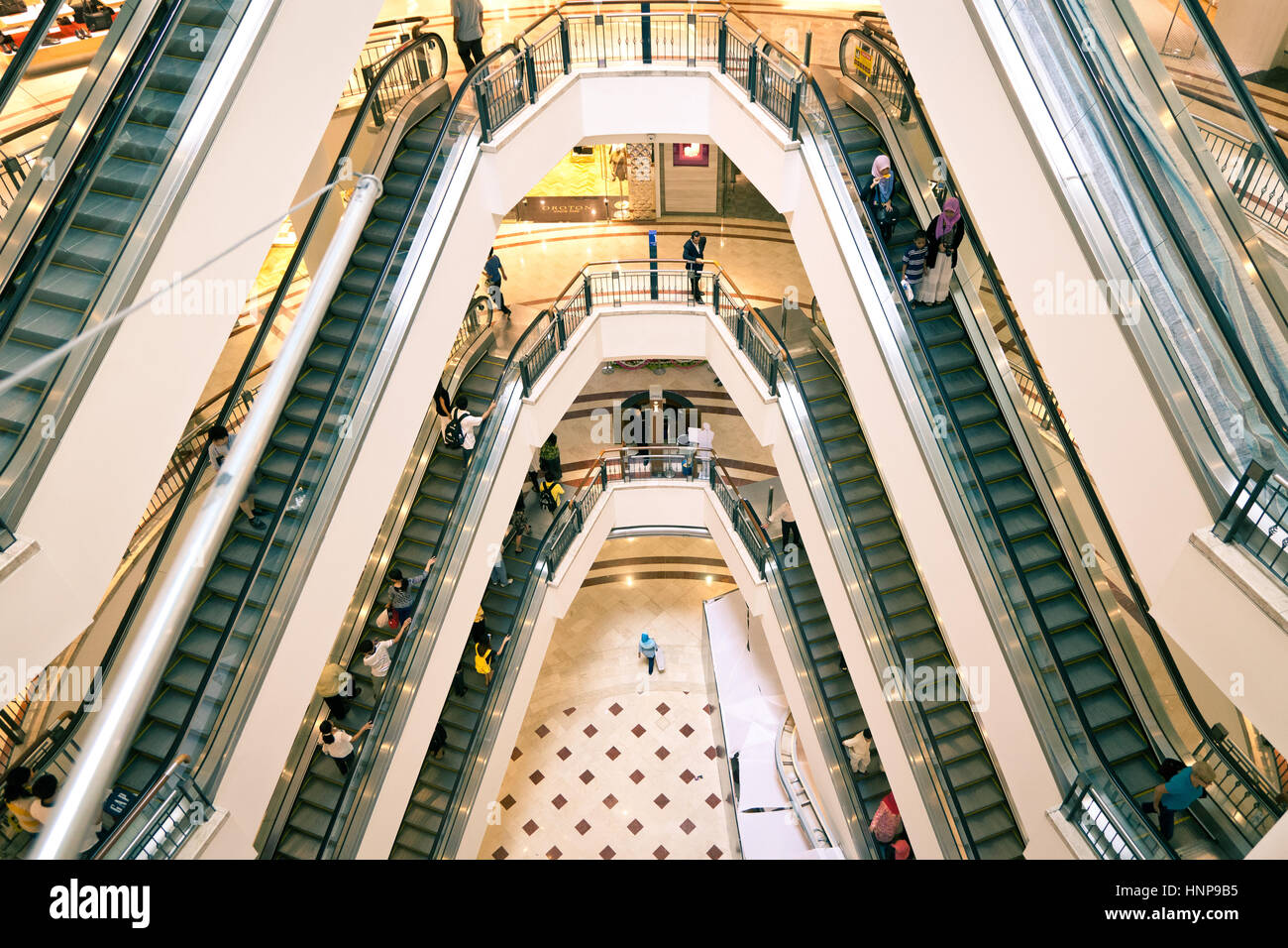 Vogelperspektive Blick auf das beliebte Einkaufszentrum Suria KLSS Innenstadt in Kuala Lumpur, Malaysia Stockfoto