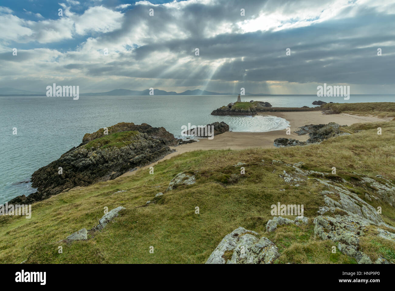 Blick auf Twr Bach Leuchtturm auf Llanddwyn Island, Anglesey Stockfoto