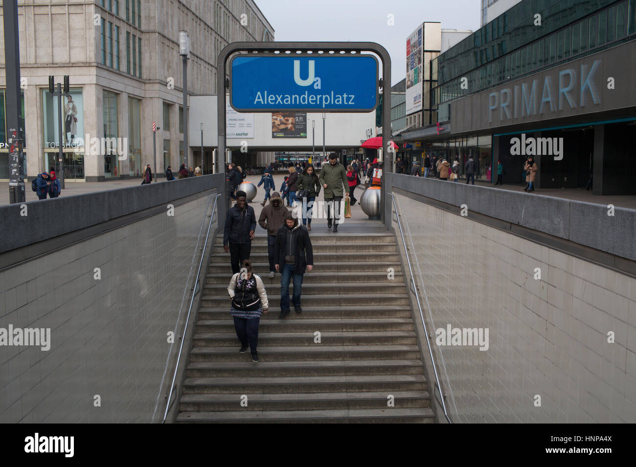 Öffentliche Verkehrsmittel am Alexanderplatz in Berlin Stockfoto