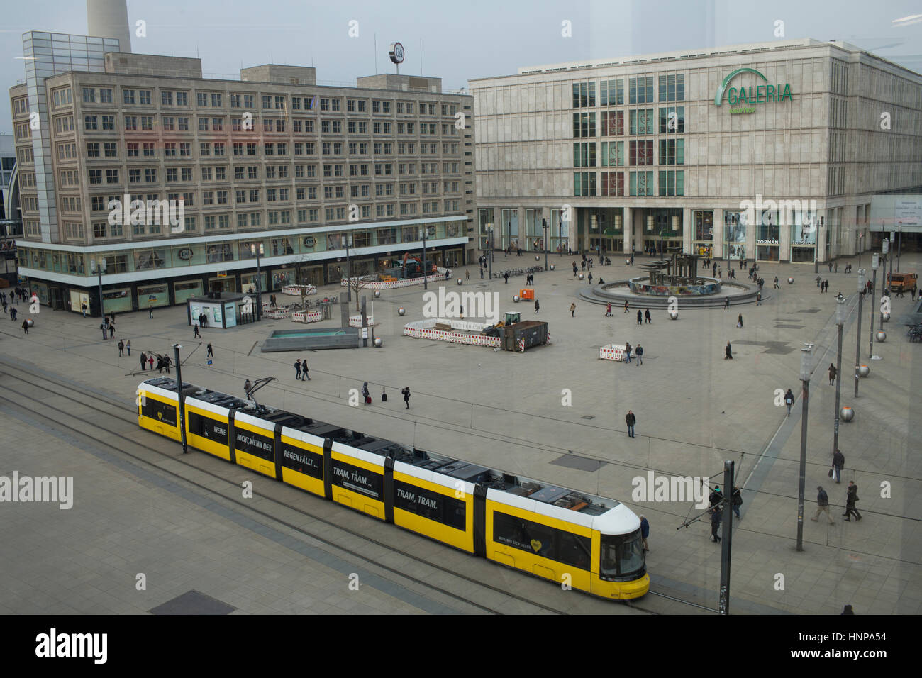 Öffentliche Verkehrsmittel am Alexanderplatz in Berlin Stockfoto