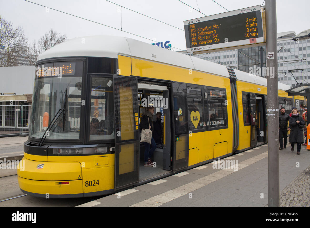 Öffentliche Verkehrsmittel am Alexanderplatz in Berlin Stockfoto