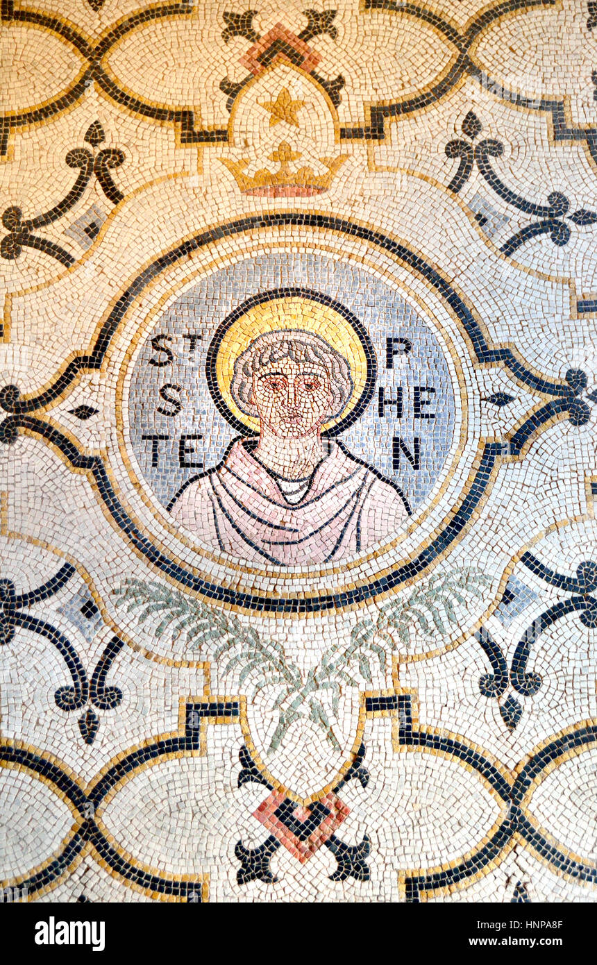 London, England, Vereinigtes Königreich. Kirche von Str. Stephen Wabrook - Mosaik des Heiligen Stephan im Eingangsbereich Stockfoto