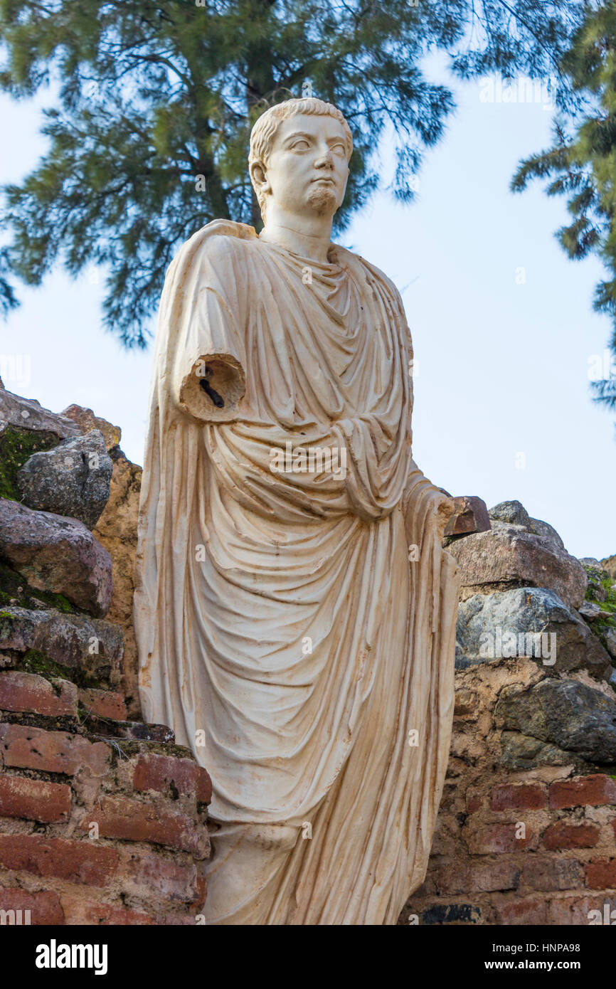 Merida, Provinz Badajoz, Extremadura, Spanien. Statue von Tiberio Claudio Neron in der Säulenhalle hinter dem römischen Theater. Stockfoto