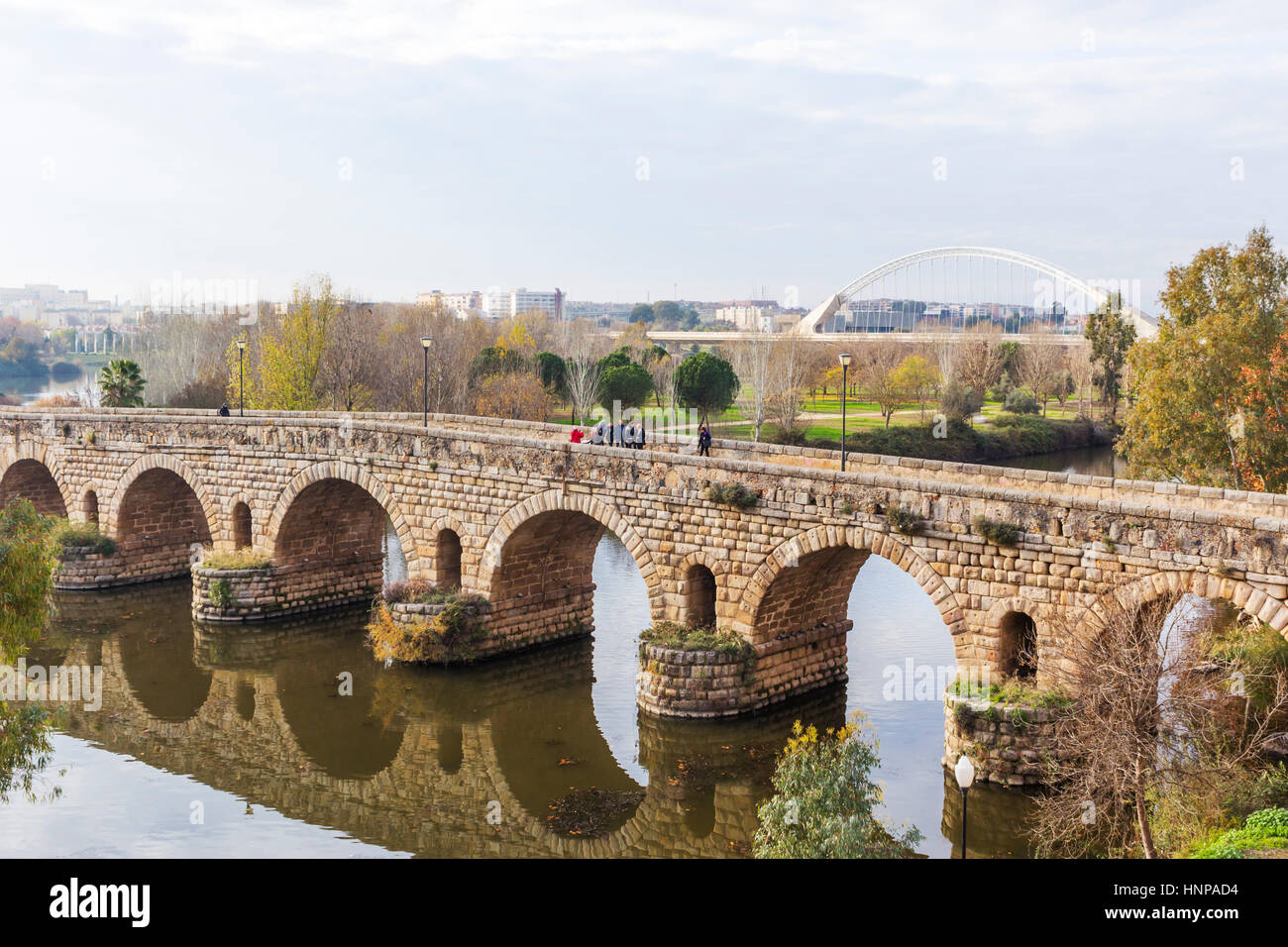 Merida, Provinz Badajoz, Extremadura, Spanien. Die Puente Romano oder römische Brücke über den Fluss Guadiana. Stockfoto