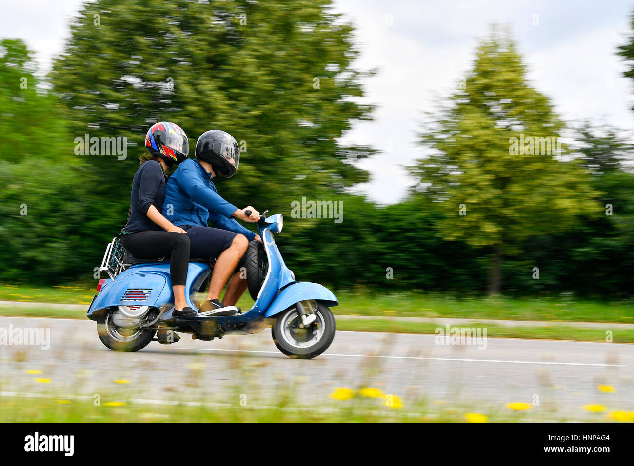 Paar auf Vespa-Roller, Freising, Upper Bavaria, Bavaria, Germany Stockfoto