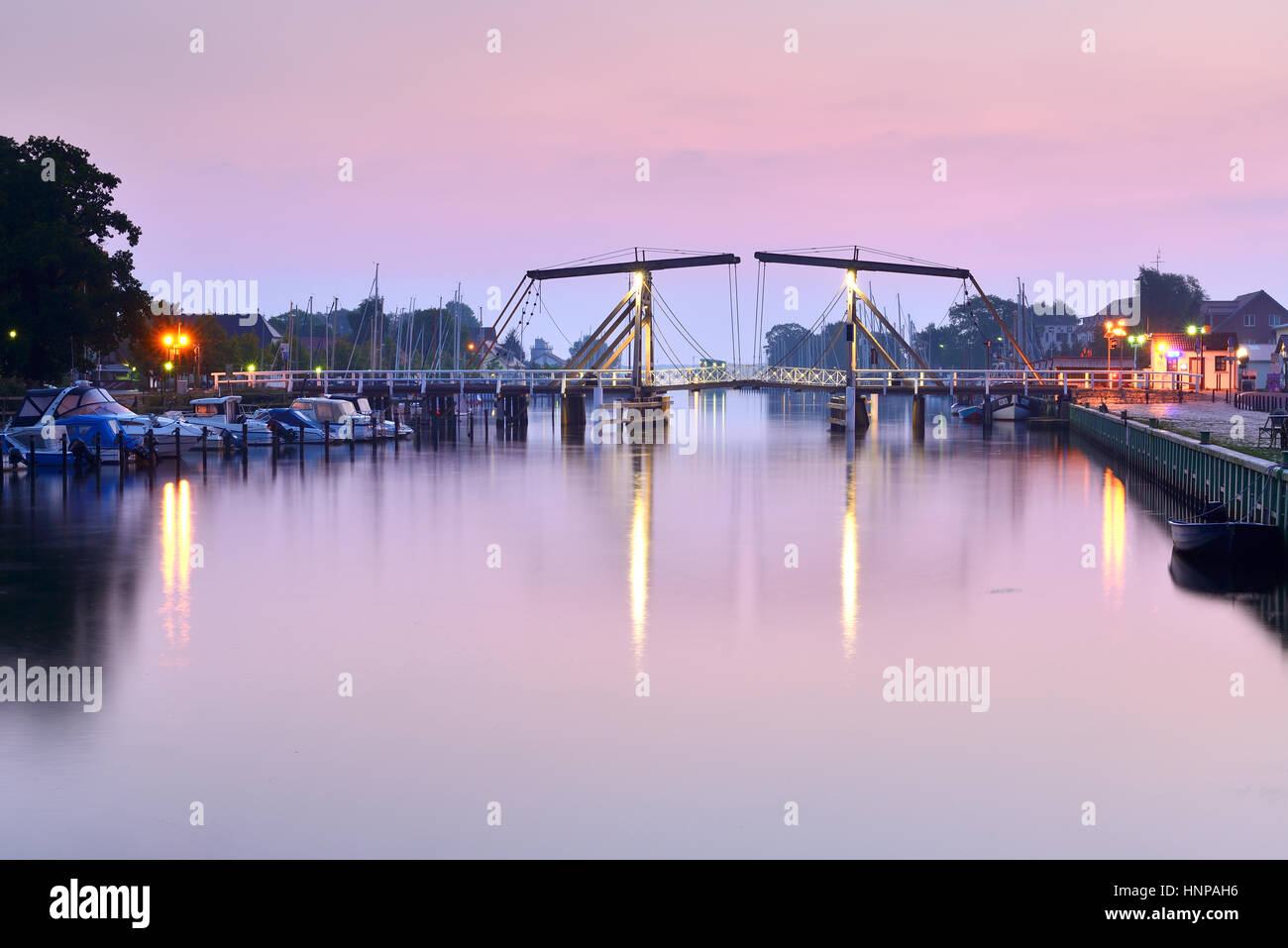 Die Wieck-Brücke im Hafen von Wieck, morgen Atmosphäre, Bascule Brücke über den Fluss Ryck, Greifswald Stockfoto