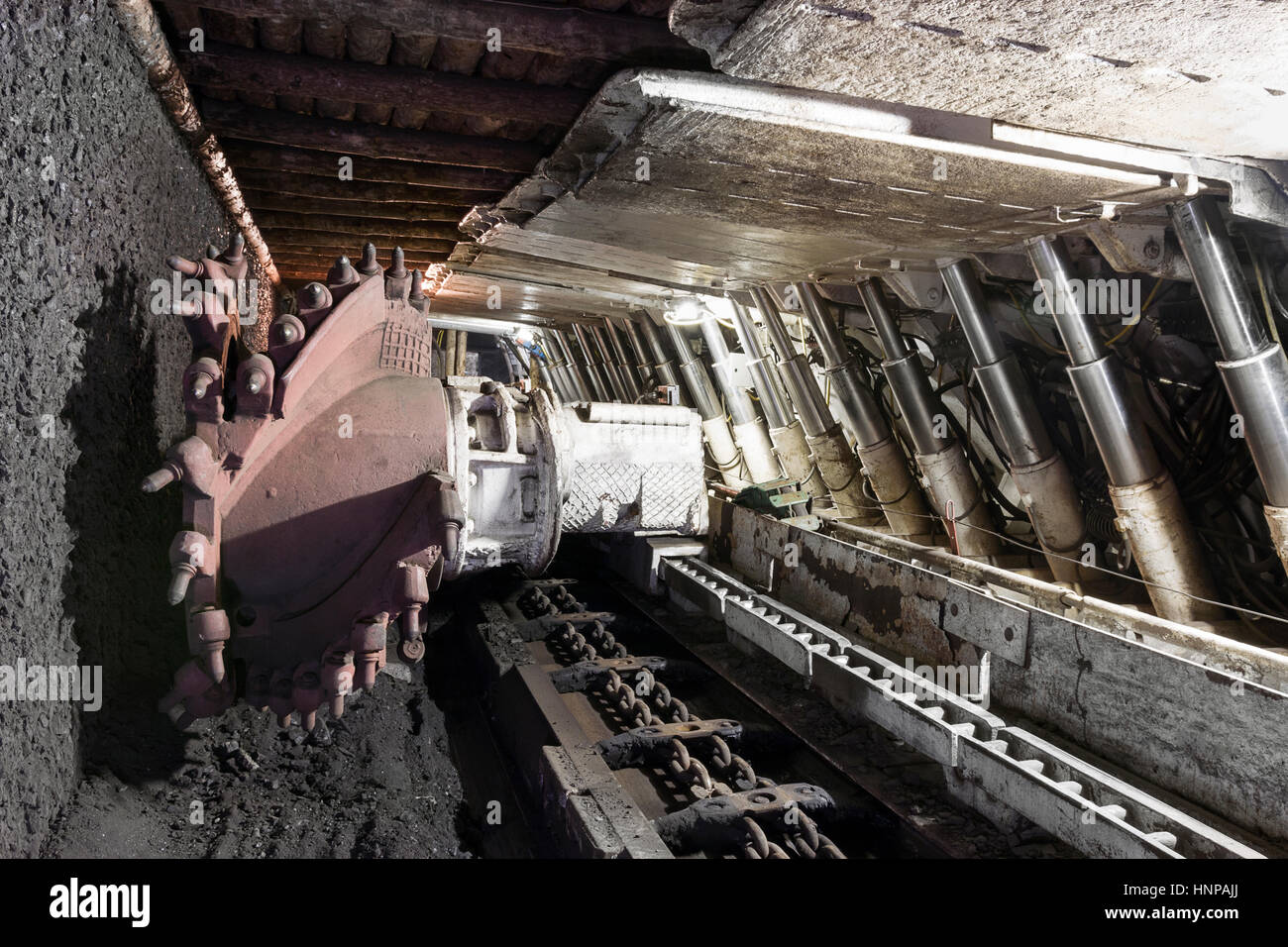 Mining Strebausbau Shearer mit zwei rotierenden Mähtrommeln und bewegliche hydraulische Dach unterstützt genannt Schilde, Guido Coal Mine Stockfoto