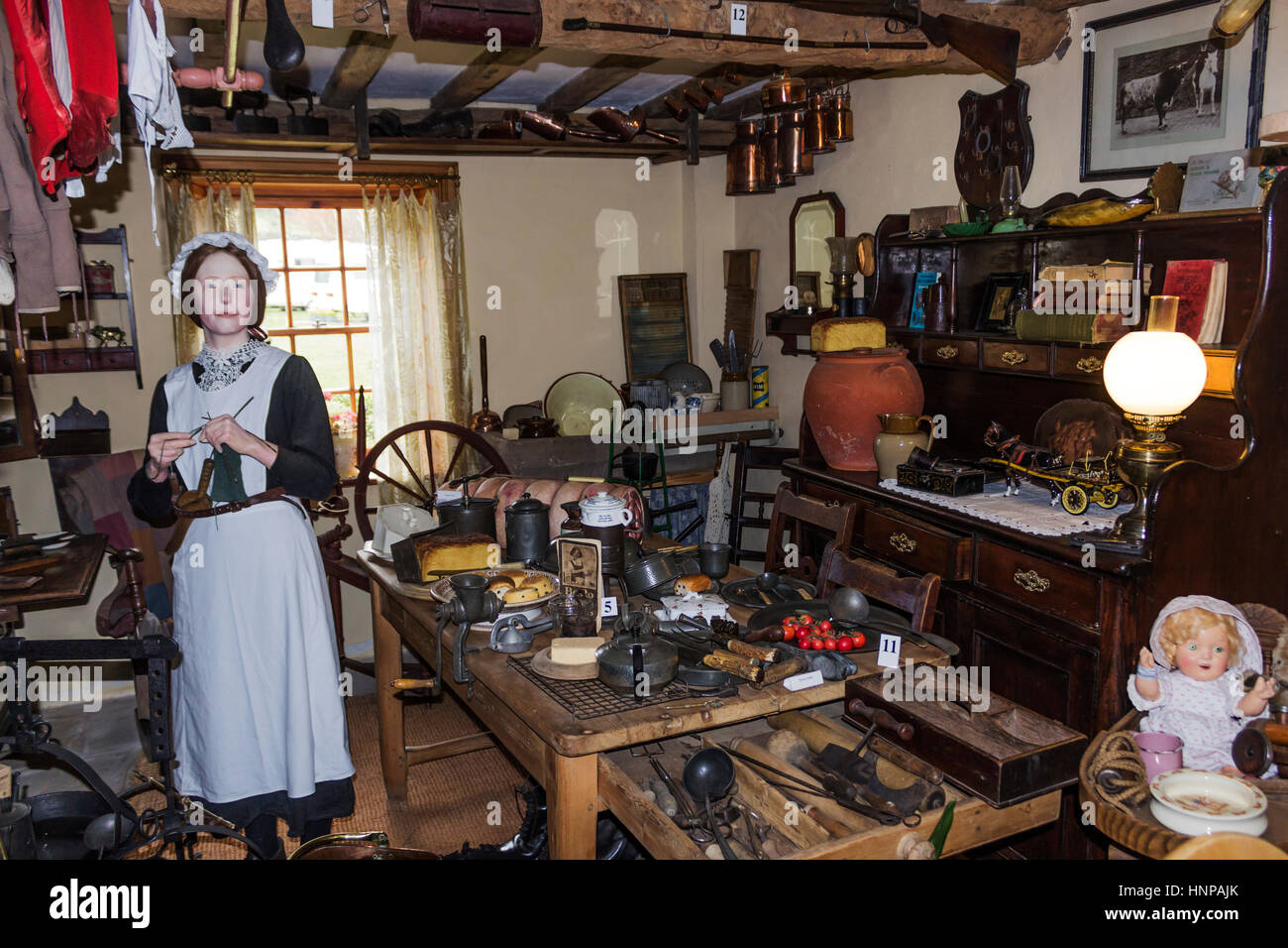 Dent Village Museum und Heritage Center, Dent, Yorkshire Dales, England. Wiederaufbau des 19. Jahrhunderts Küche mit allen Kochutensilien. Stockfoto