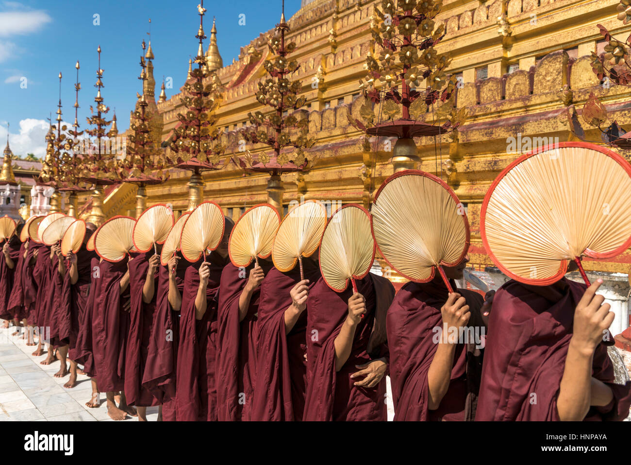 Mönche mit Fans warten auf Spenden, Shwezigon Pagode, Bagan, Myanmar Stockfoto