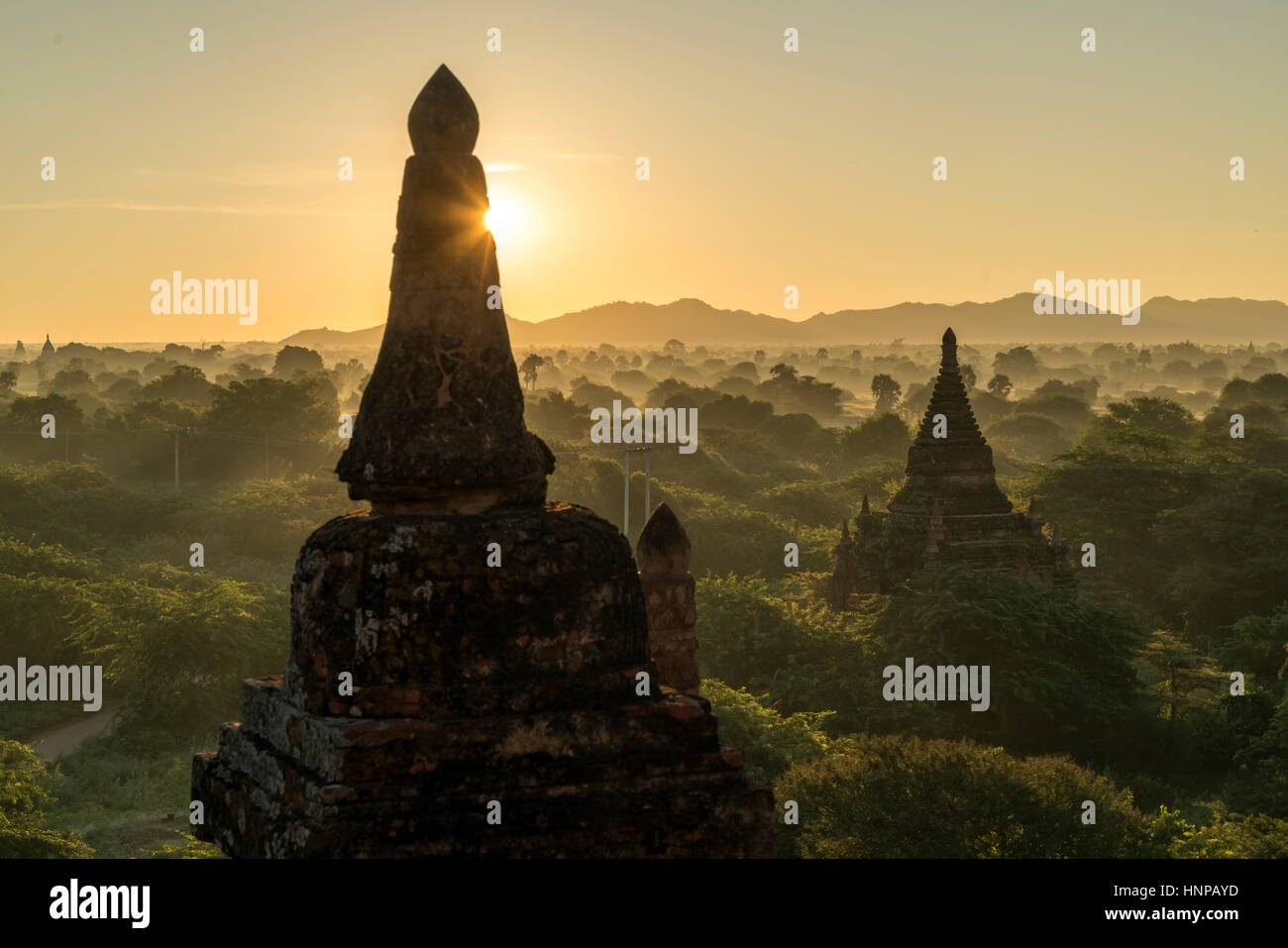 Sonnenaufgang über den Tempel und Pagoden in der Ebene von Bagan, Myanmar Stockfoto