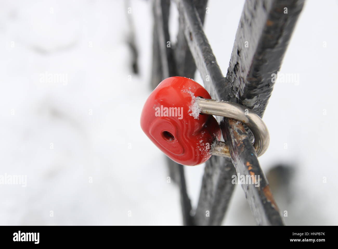 Liebe Vorhängeschloss, herzförmige, im winter Stockfoto