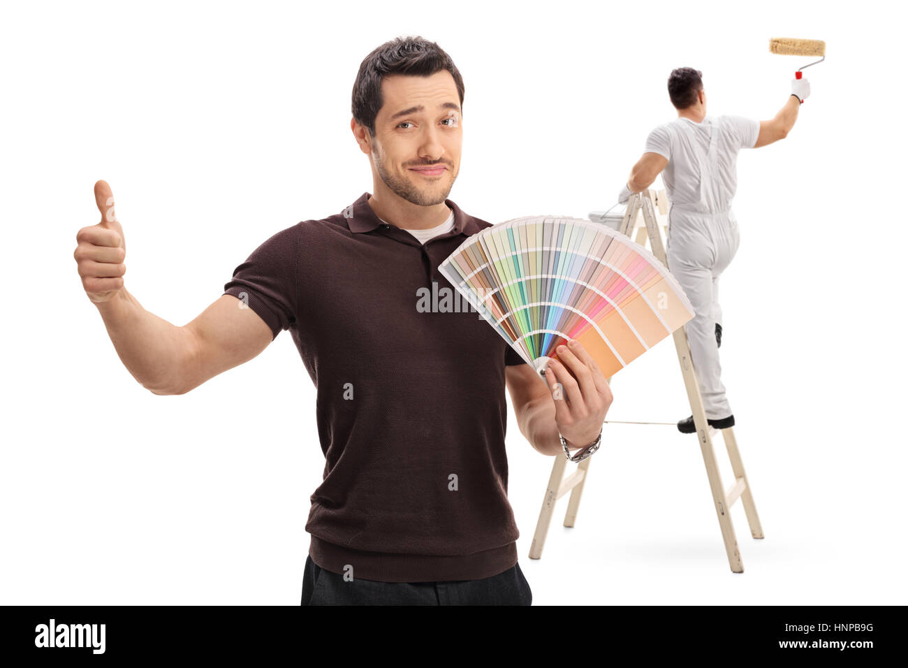 Mann hält ein Farbfeld und einen Daumen mit einem Maler Malerei aufzugeben kletterte eine Leiter isoliert auf weißem Hintergrund Stockfoto