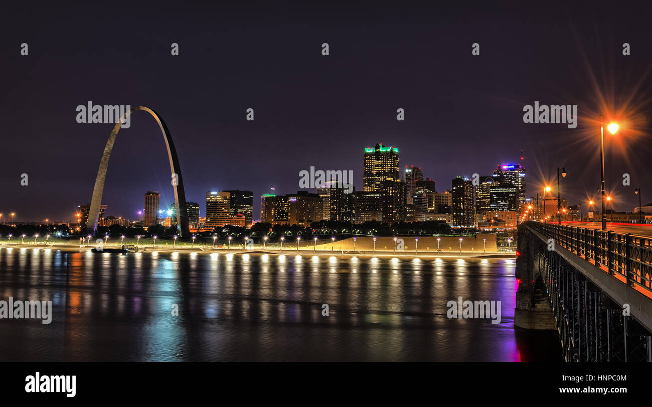 St. Louis-Skyline bei Nacht Stockfoto