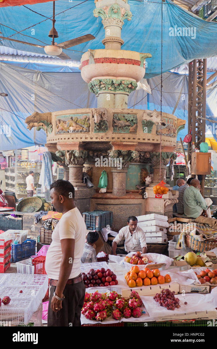 Der Brunnen im Zentrum des Crawford Market in Mumbai entworfen von Lockwood Kipling, der Vater des Schriftstellers Rudyard Kipling Stockfoto