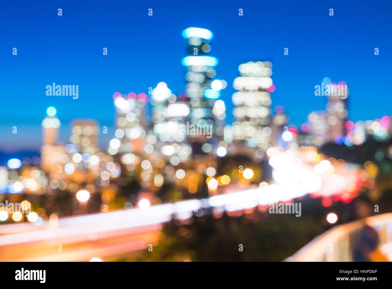 Seattle Stadt Landschaft mit Ampel von der Autobahn bei Nacht, Washington, Usa.  -erlauben. Stockfoto