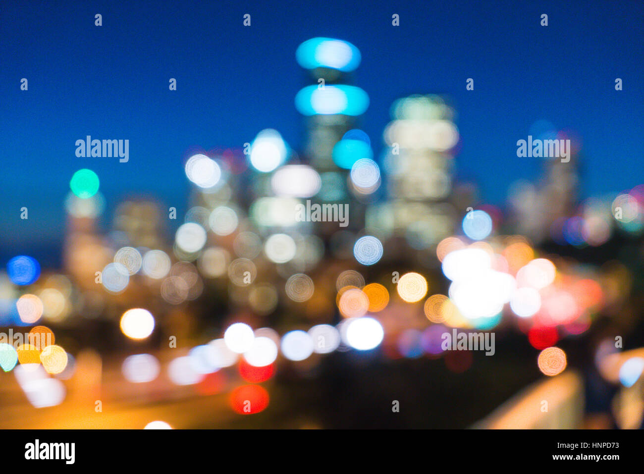 Seattle Stadt Landschaft mit Ampel von der Autobahn bei Nacht, Washington, Usa.  -erlauben. Stockfoto