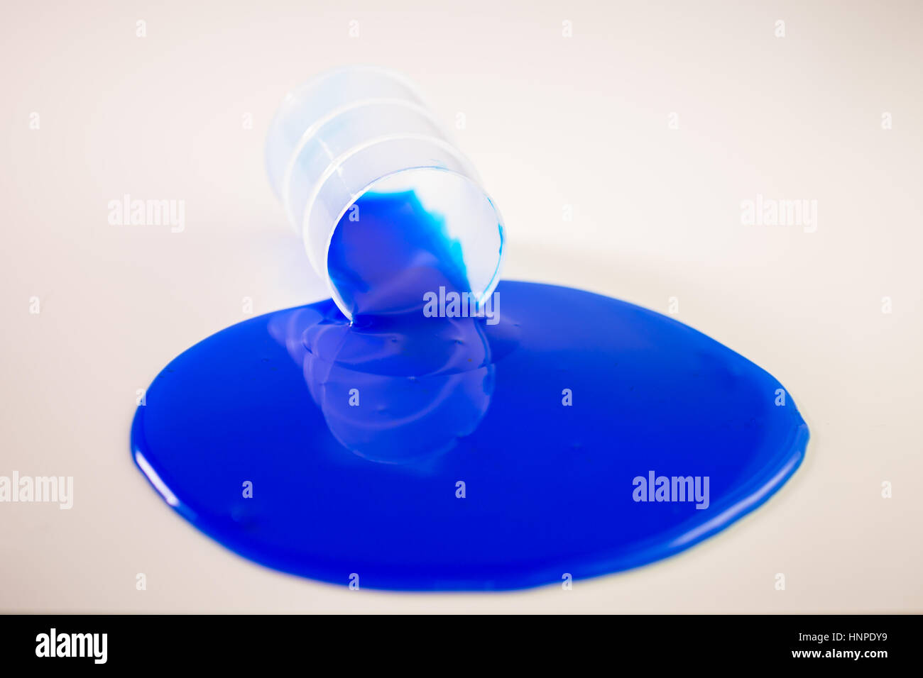 Blaue Schleim Spllling aus Lauf auf weißem Hintergrund Stockfotografie -  Alamy