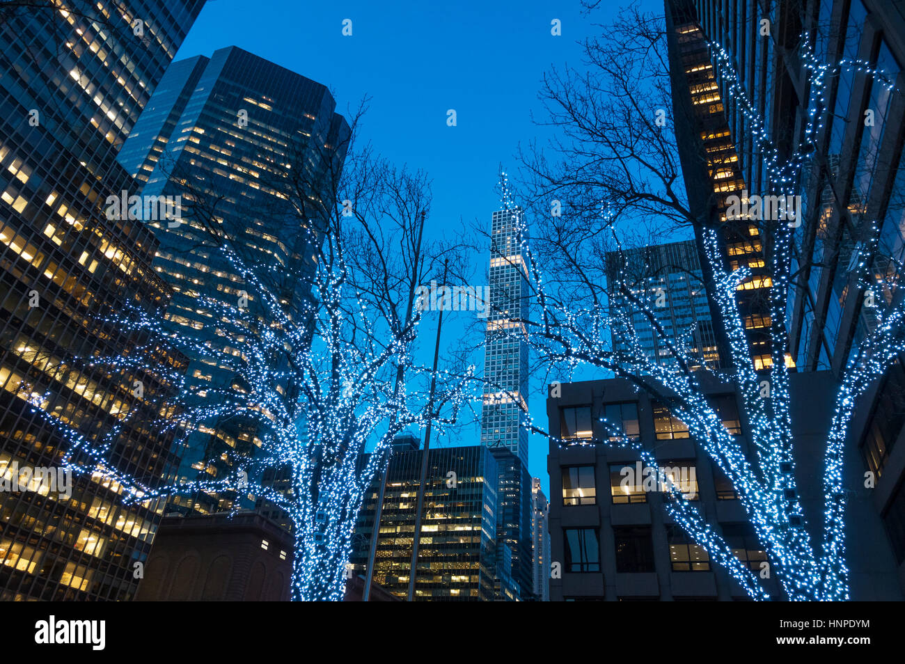 432 Park Avenue, New York City angesehen in der Abenddämmerung Stockfoto