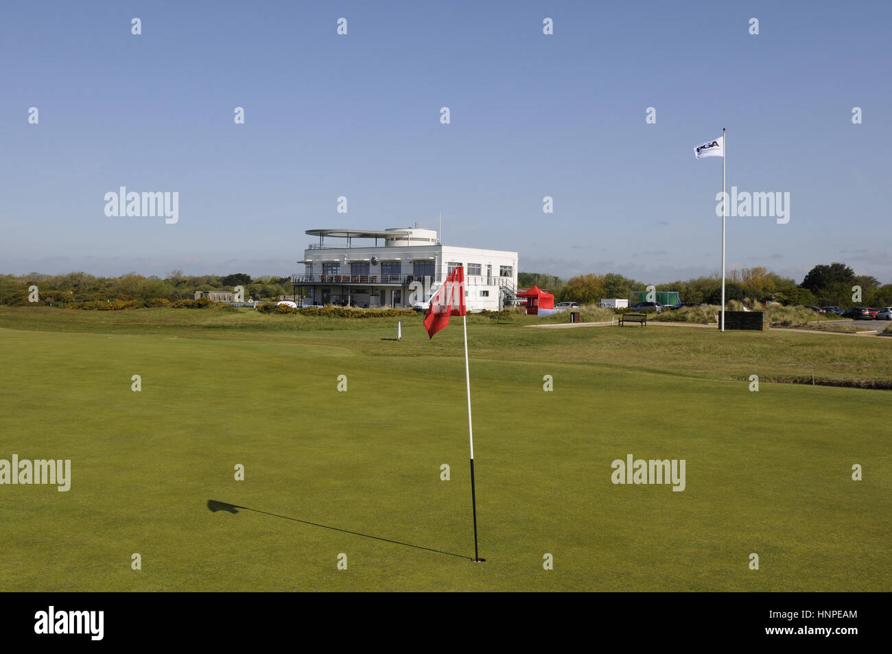 Blick vom 18. Green, The Clubhouse, Hayling Golf Club, Hayling, Hampshire, England Stockfoto