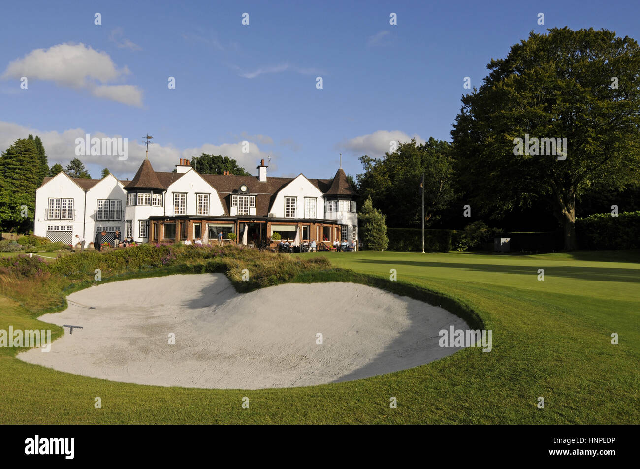 Blick vom Fairway auf das 18. Grün und The Clubhouse, Hindhead, Surrey, England Stockfoto