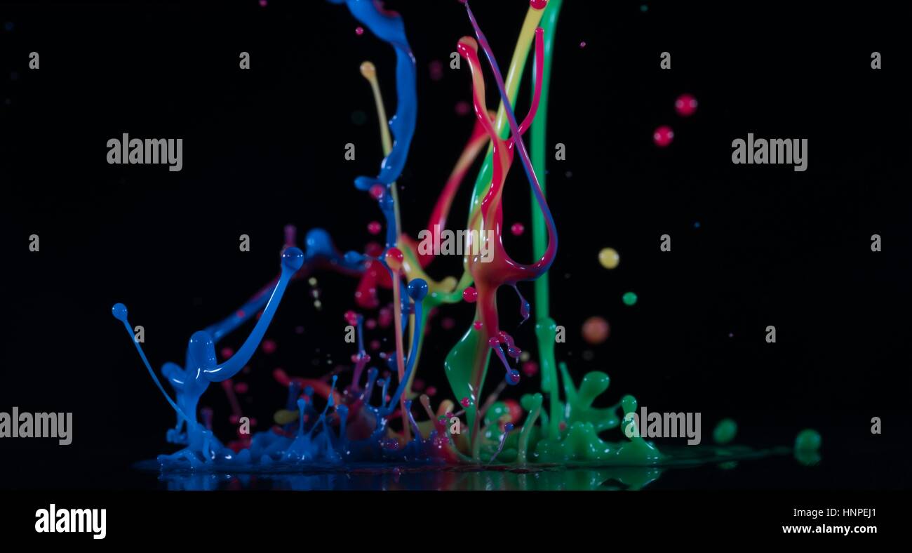 Abstrakte Skulpturen von bunten Farbtupfern Farbe. Tanzen Sie Flüssigkeit auf einem schwarzen Hintergrund. Tintenklecks Wasser. Farbe Explosion. Stockfoto