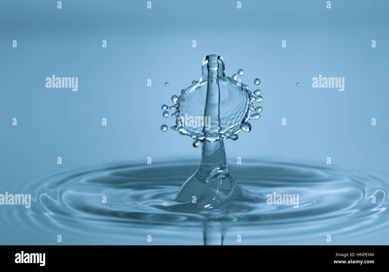 Wassertropfen fallen und tropft auf Wasser-Spiegel. Wasser Tropfen Splash und machen perfekte Kreise auf Oberfläche Stockfoto