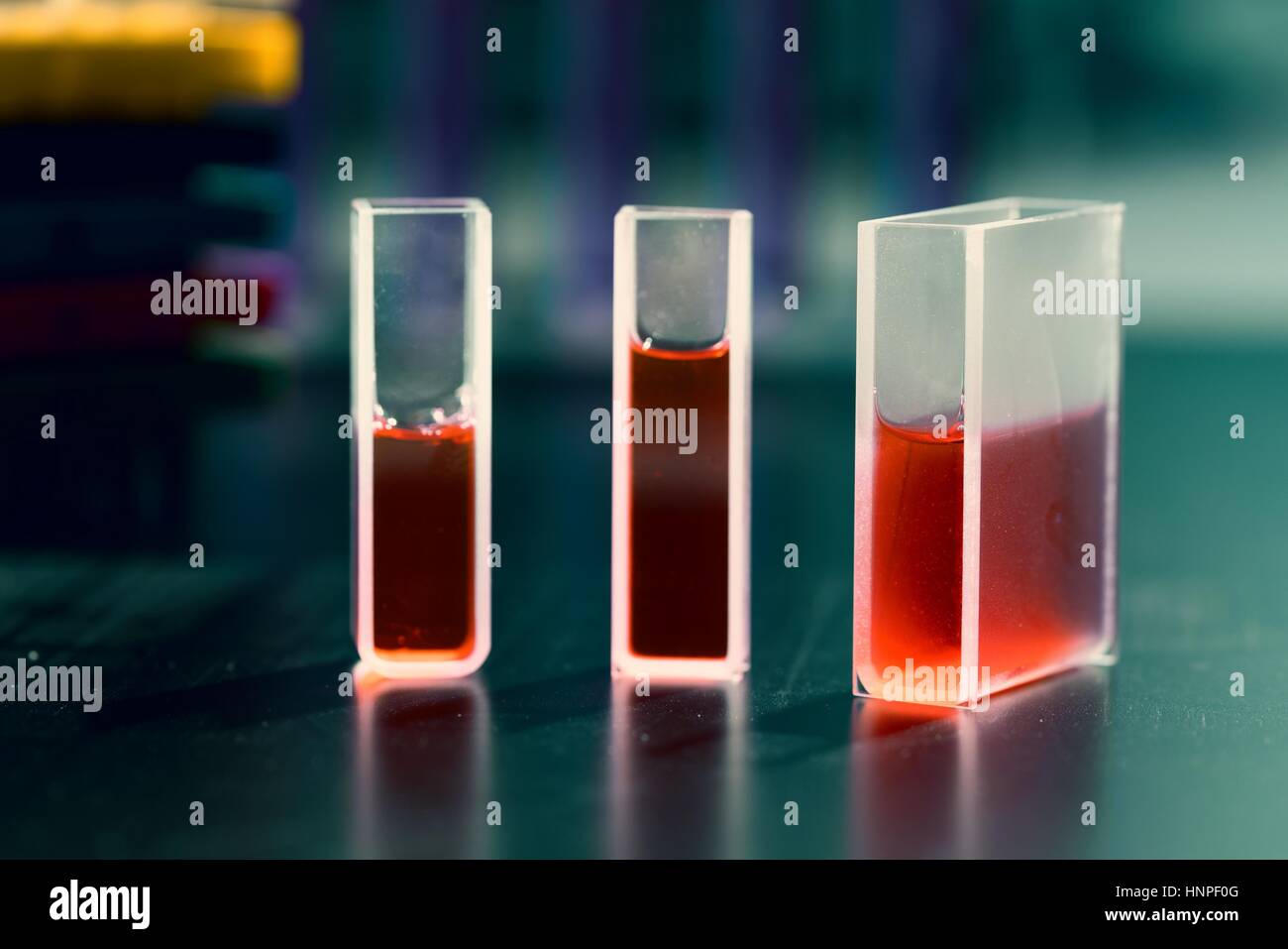Quarz-Küvetten für Laser-Chromatographie mit roter Flüssigkeit. Physikalische Chemie-Labor Stockfoto