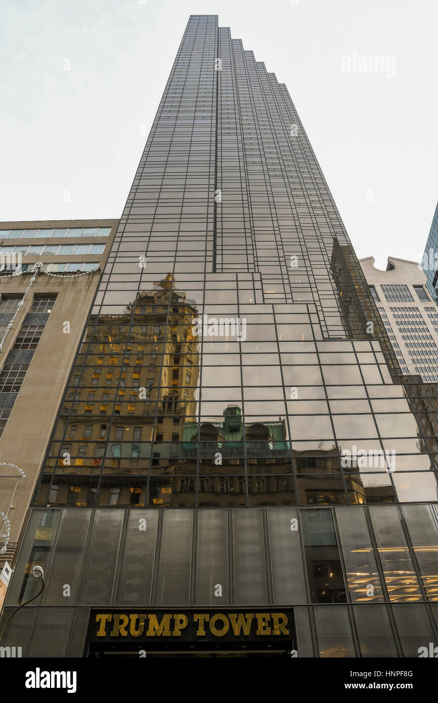 New York, NY, USA, 10. Januar 2017 Außenbereiche des Trump Tower heute dem Präsidenten wählen Donald Trump in Manhattan lebt.  Bildnachweis: Mark Reinstein Stockfoto