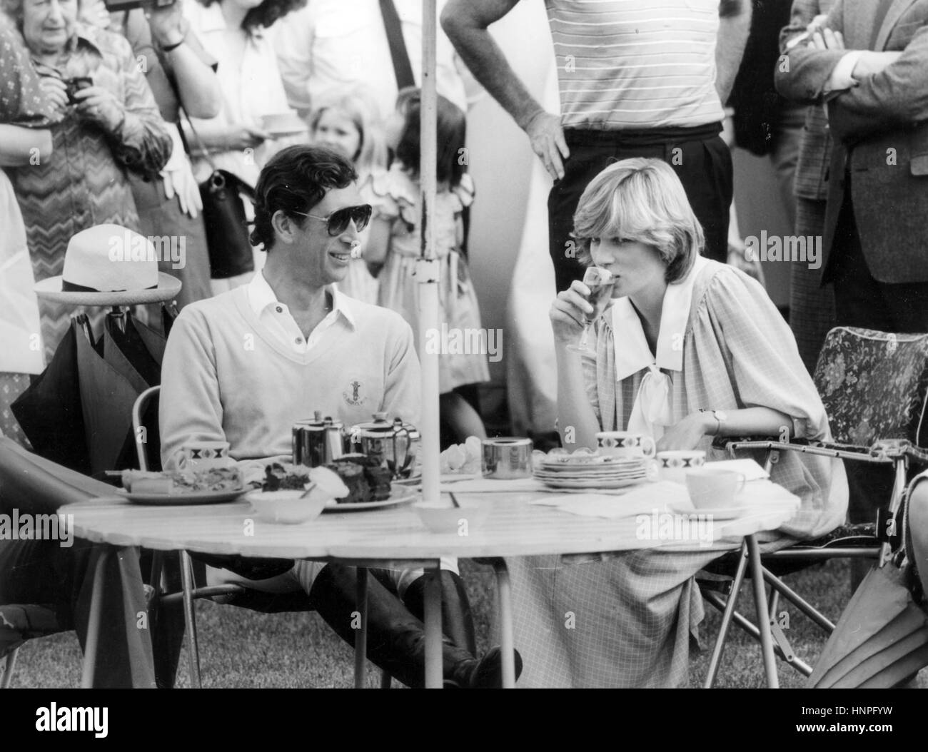 DIANA, PRINCESS OF WALES mit Prinz Charles in einem Windsor Polo passen etwa 1980 Stockfoto