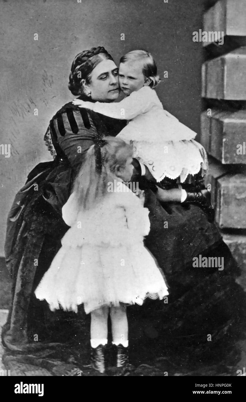 QUEEN MARY von TECK (1867-1953) als ein Kind oben rechts über 1870 mit ihrer Mutter Prinzessin Mary Adelaide von Cambridge. Ihre anderen Kinder waren Jungen, damit Mädchen halten Rock nicht identifiziert. Stockfoto