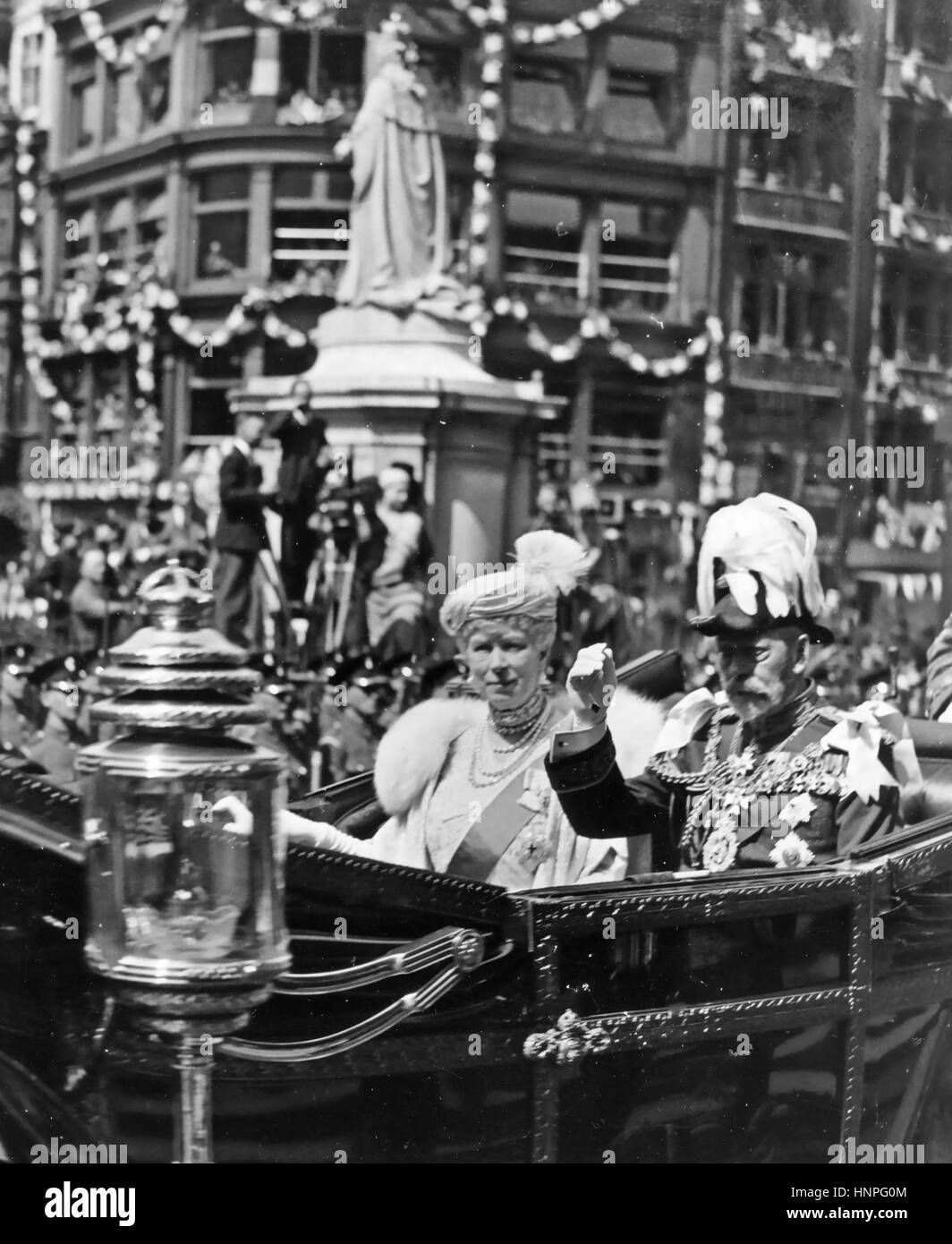 GEORGE V mit Queen Mary aus St. Pauls Cathedral nach ein Dankgottesdienst für ihr silbernes Jubiläum am 6. Mai 1935 Stockfoto