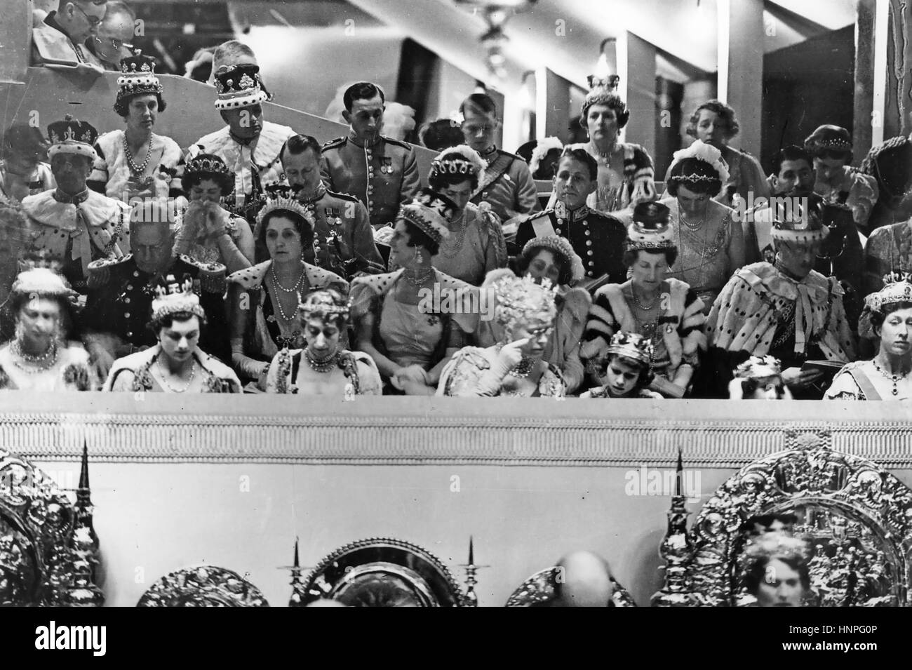 QUEEN MARY vierter von rechts vorne Rudern neben eine junge Prinzessin Elizabeth ca. 1936 Stockfoto