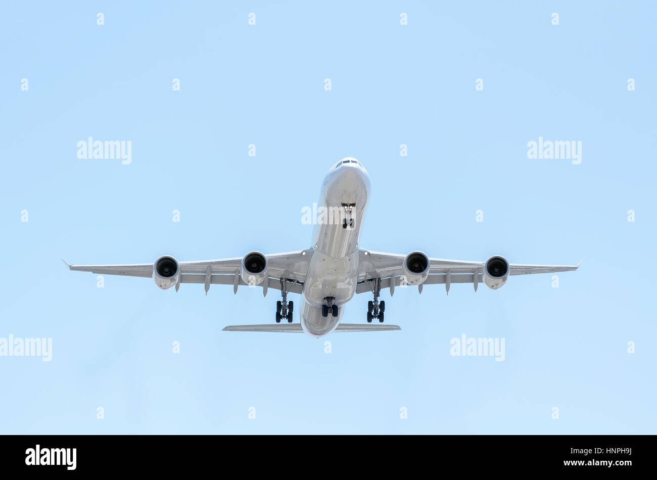 Vollständig weiße Flugzeug Airbus A340, der Iberia Airline landet. Spanische Unternehmen. Blauer Himmel. Sonniger Tag des Frühlings. Stockfoto